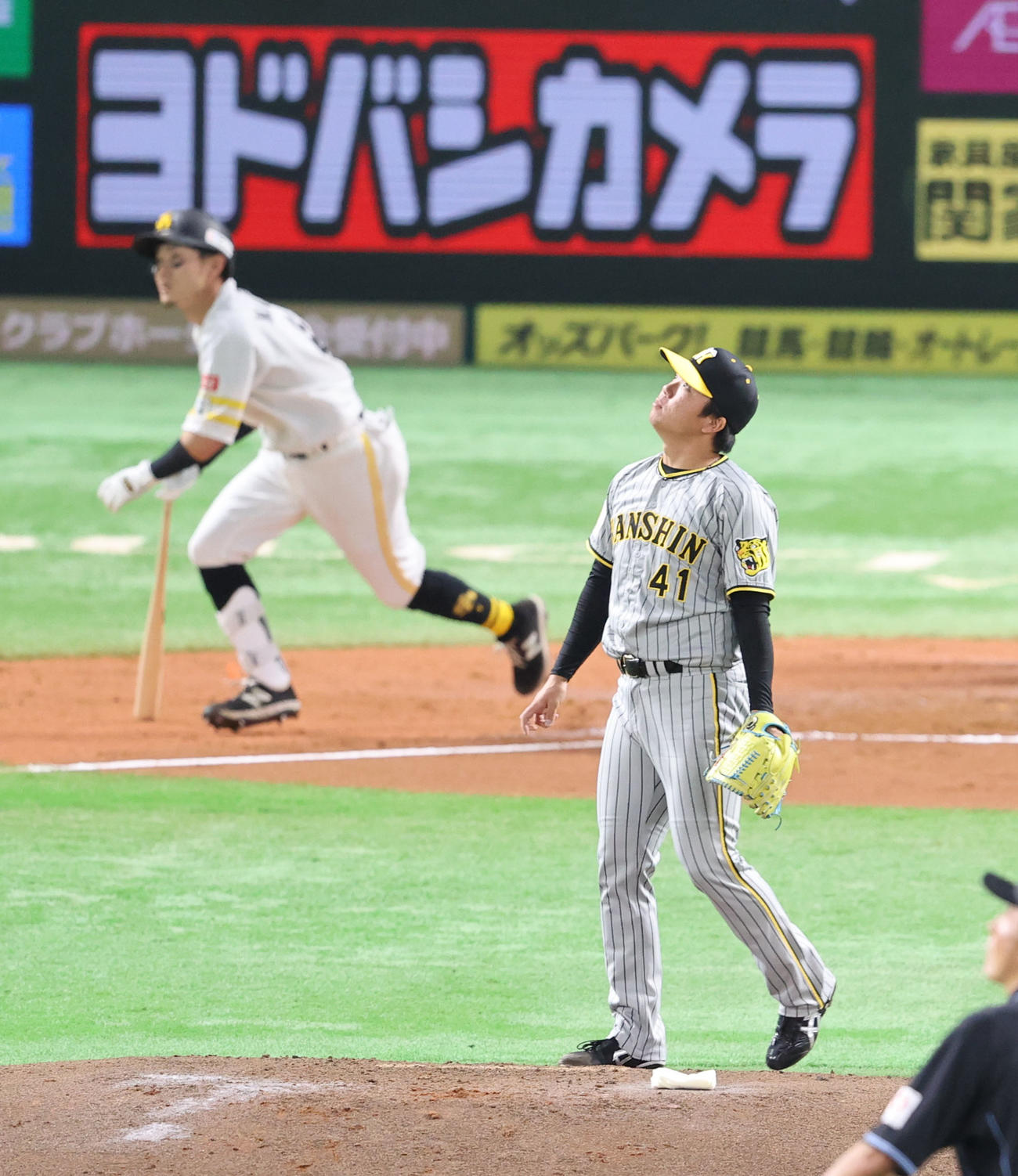 ソフトバンク対阪神　2回裏ソフトバンク2死一塁、牧原大に右越え2点本塁打を浴びる村上（撮影・梅根麻紀）