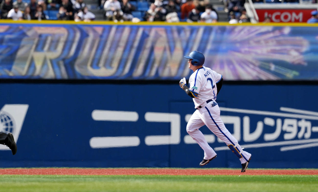 DeNA対オリックス　3回裏DeNA1死、中越えにソロ本塁打を放つ牧（撮影・たえ見朱実）