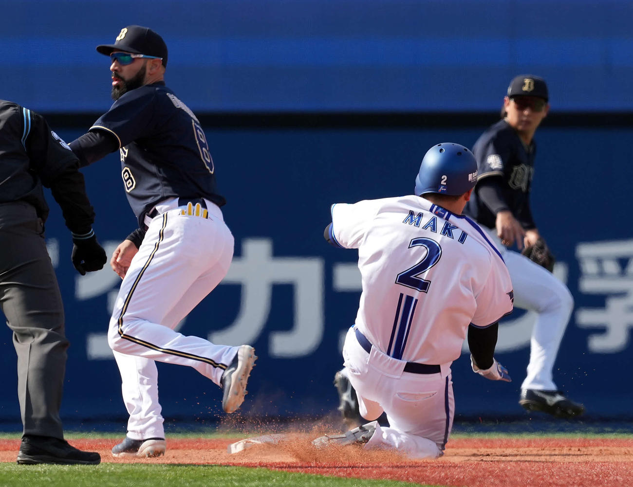 DeNA対オリックス　5回裏DeNA1死一塁、二盗を決める一走牧（撮影・たえ見朱実）