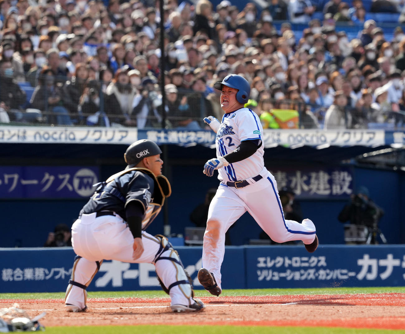 DeNA対オリックス　5回裏DeNA1死二塁、宮崎の中前適時打で生還する牧（撮影・たえ見朱実）