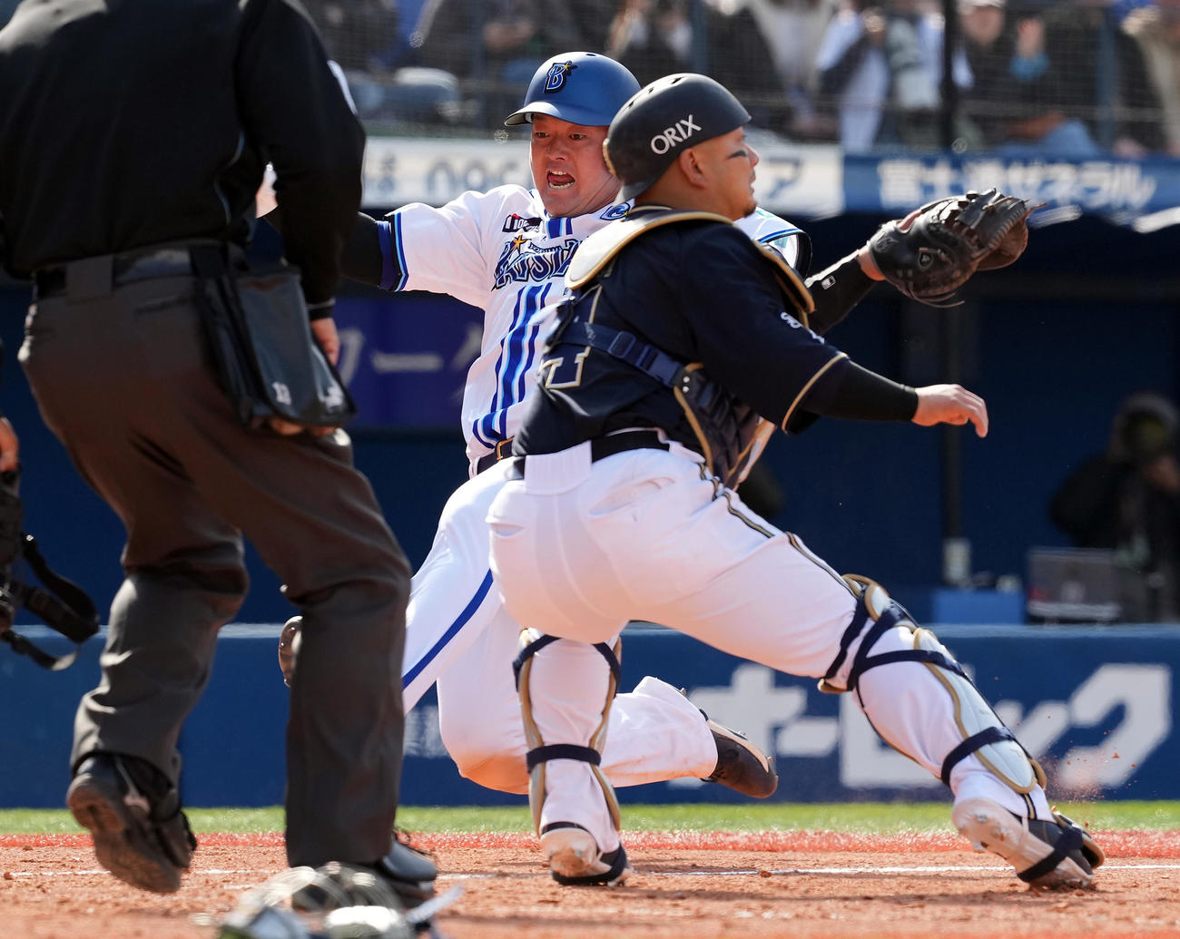 DeNA対オリックス　5回裏DeNA1死二塁、宮崎の中前適時打で生還する牧（撮影・たえ見朱実）