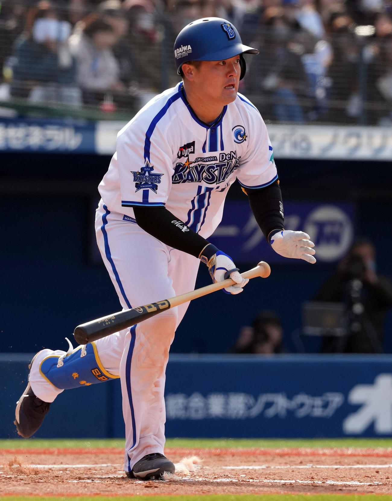 DeNA対オリックス　7回裏DeNA1死、右前に安打を放つ牧（撮影・たえ見朱実）