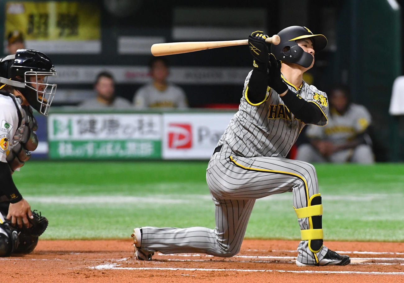ソフトバンク対阪神　6回表阪神1死一、三塁、空振り三振に倒れる中野（撮影・岩下翔太）