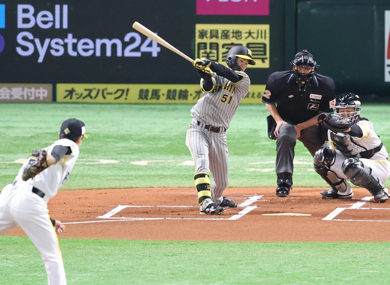 ソフトバンク対阪神　1回表阪神1死、中野は空振りの三振（撮影・梅根麻紀）