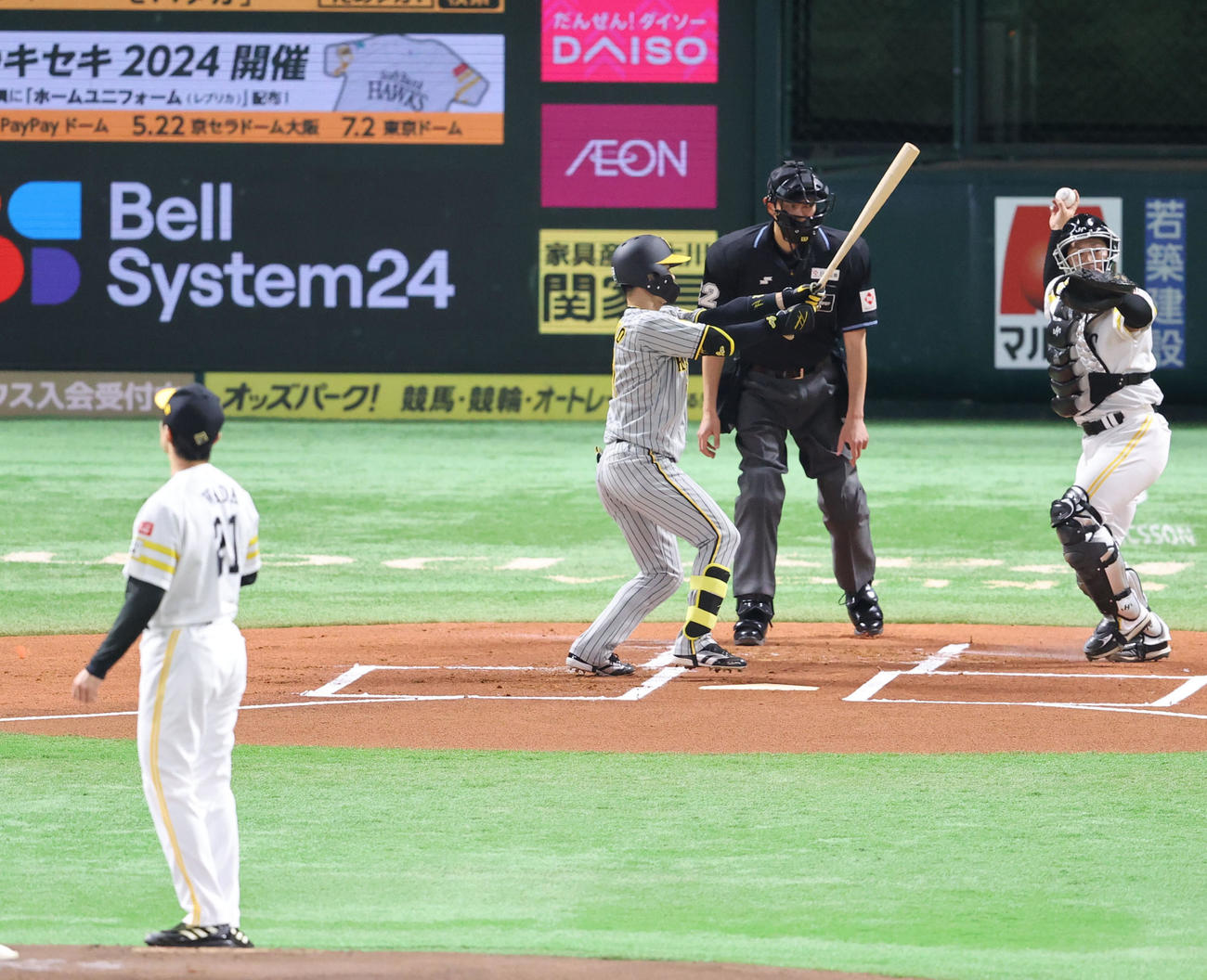 ソフトバンク対阪神　1回表阪神1死、中野は空振りの三振（撮影・梅根麻紀）
