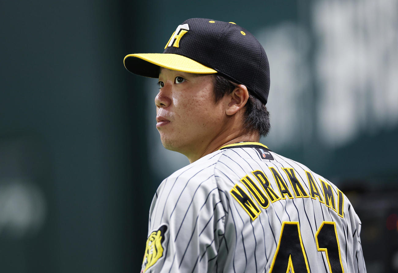 ソフトバンク対阪神　5回表、キャッチボールの合間に一点を見つめる阪神村上（撮影・前田充）