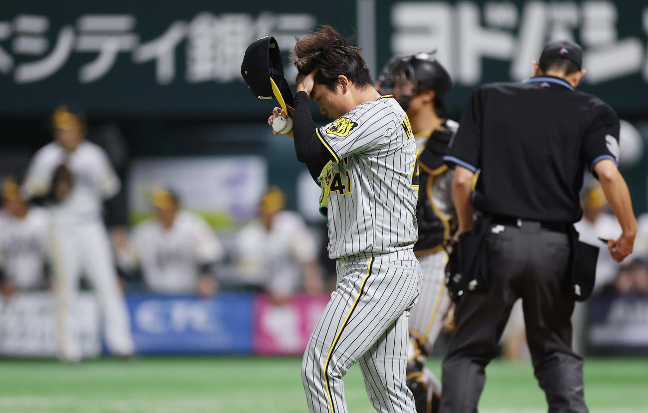 ソフトバンク対阪神　4回裏ソフトバンク2死一、二塁、周東に2点適時三塁打を浴びた村上（中央）（撮影・前田充）