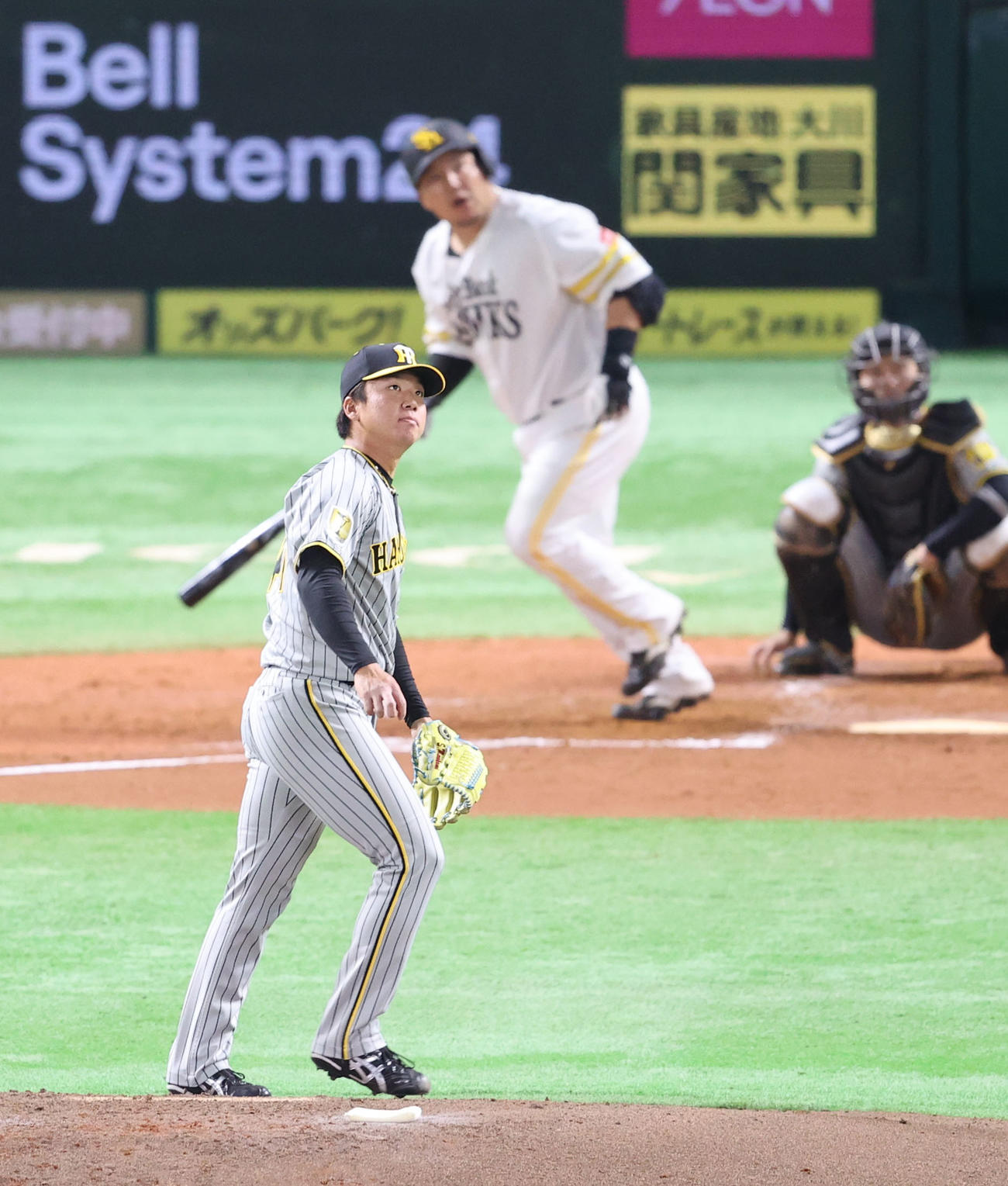 ソフトバンク対阪神　4回裏ソフトバンク2死一塁、山川に左越え2点本塁打を浴びた村上（撮影・梅根麻紀）