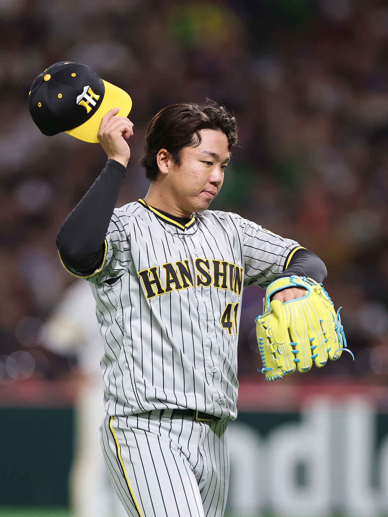 ソフトバンク対阪神　5回裏を投げ終え、汗をぬぐいながらベンチへ戻る阪神村上（撮影・前田充）