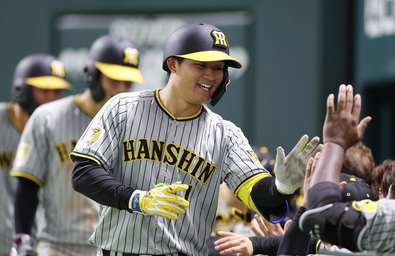 ソフトバンク対阪神　6回表阪神2死一、三塁、左越え3点本塁打を放ちナインに迎えられる森下（撮影・前田充）