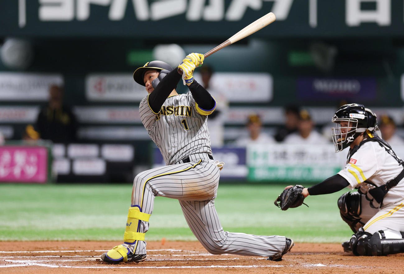 ソフトバンク対阪神　6回表阪神2死一、三塁、左越え3点本塁打を放つ森下（撮影・前田充）