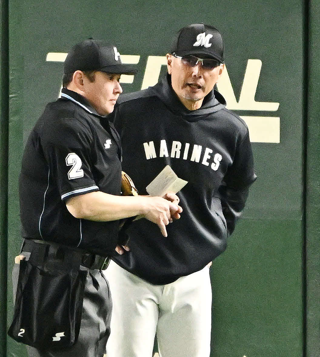 巨人対ロッテ　交代を伝えるロッテ吉井監督（撮影・滝沢徹郎）