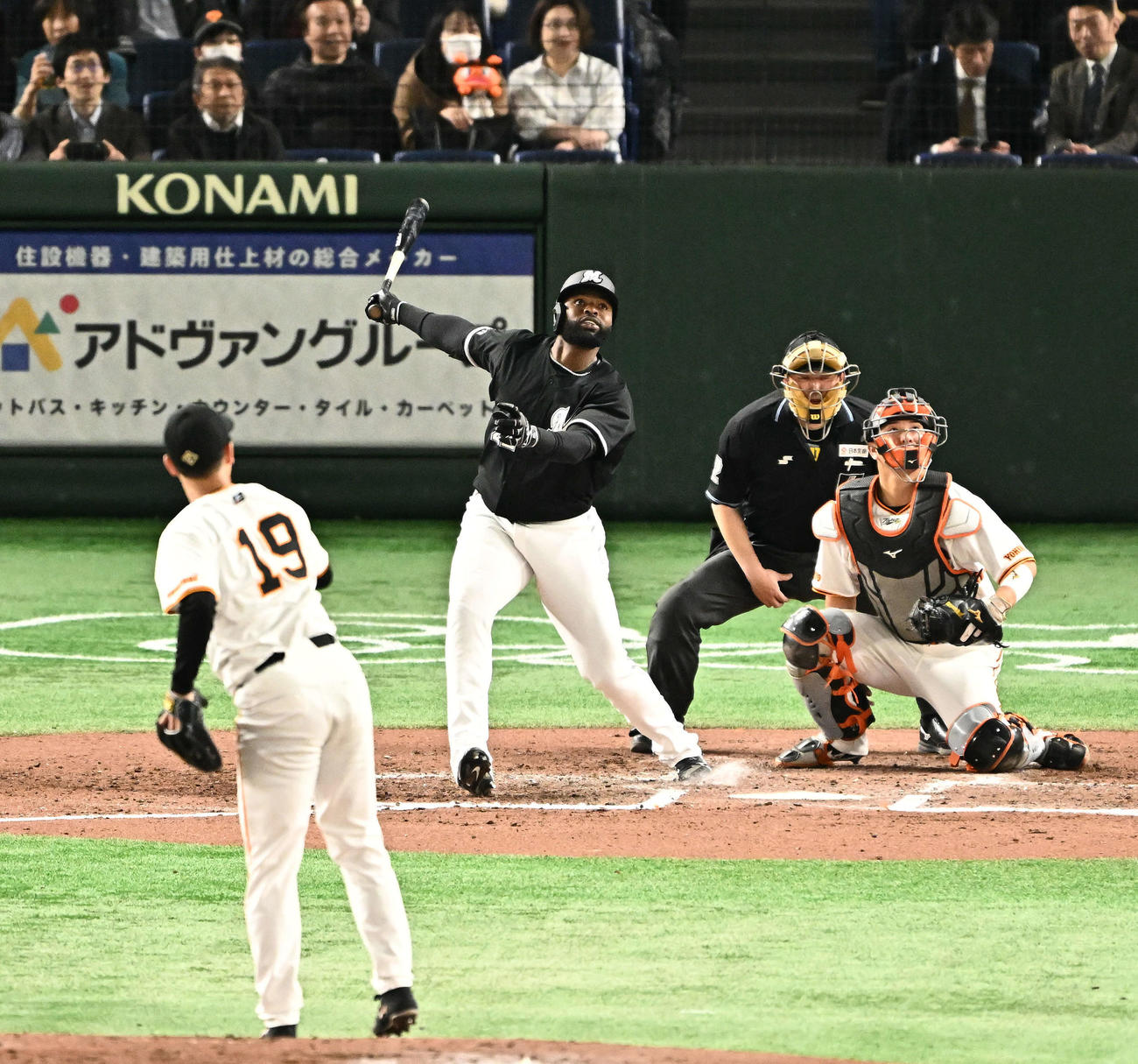 巨人対ロッテ　6回表ロッテ2死一、二塁、ポランコは左翼に適時二塁打を放つ。投手山崎伊（撮影・滝沢徹郎）