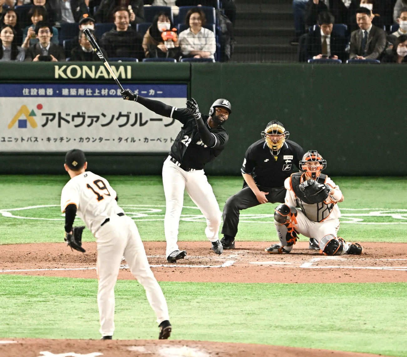 巨人対ロッテ　6回表ロッテ2死一、二塁、ポランコは左翼に適時二塁打を放つ。投手山崎伊（撮影・滝沢徹郎）