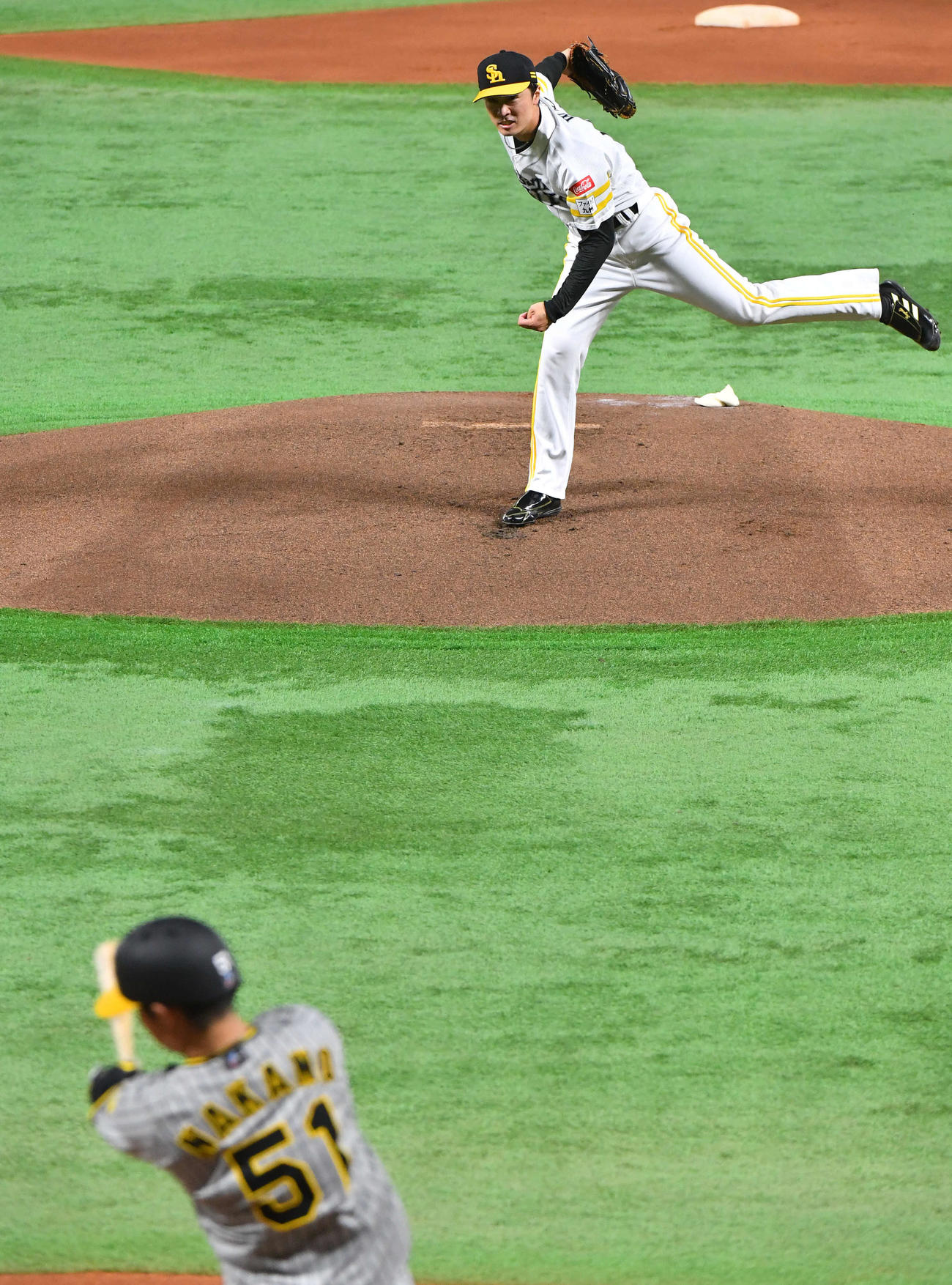 ソフトバンク対阪神　1回表阪神1死、中野（手前）を空振り三振に抑える和田（撮影・岩下翔太）