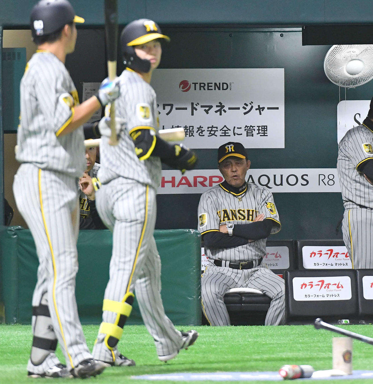 ソフトバンク対阪神　9回表阪神1死二塁、三飛に倒れた中野（左から2人目）を厳しい表情で見つめる岡田監督（撮影・岩下翔太）