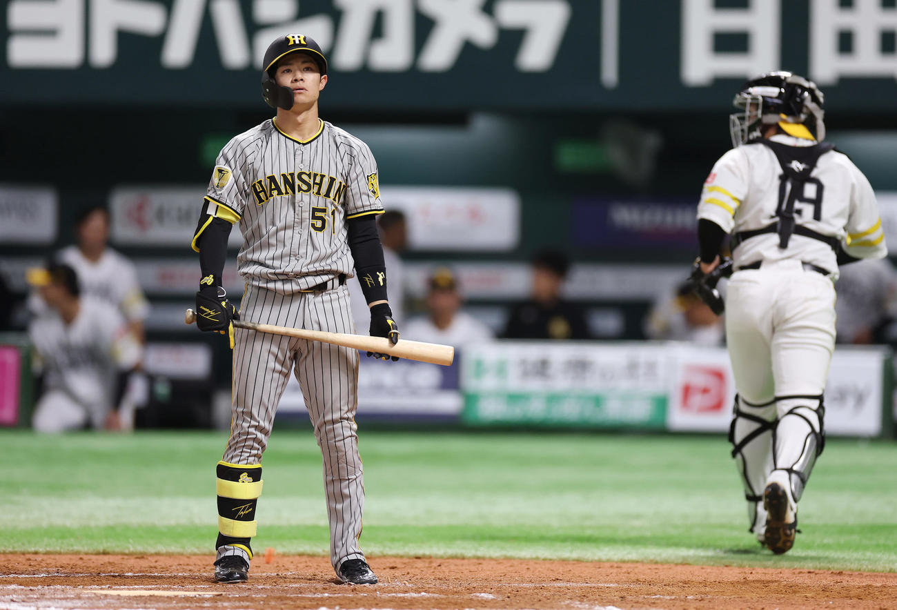 ソフトバンク対阪神　7回表阪神2死満塁、空振り三振に倒れ立ち尽くす中野（撮影・前田充）