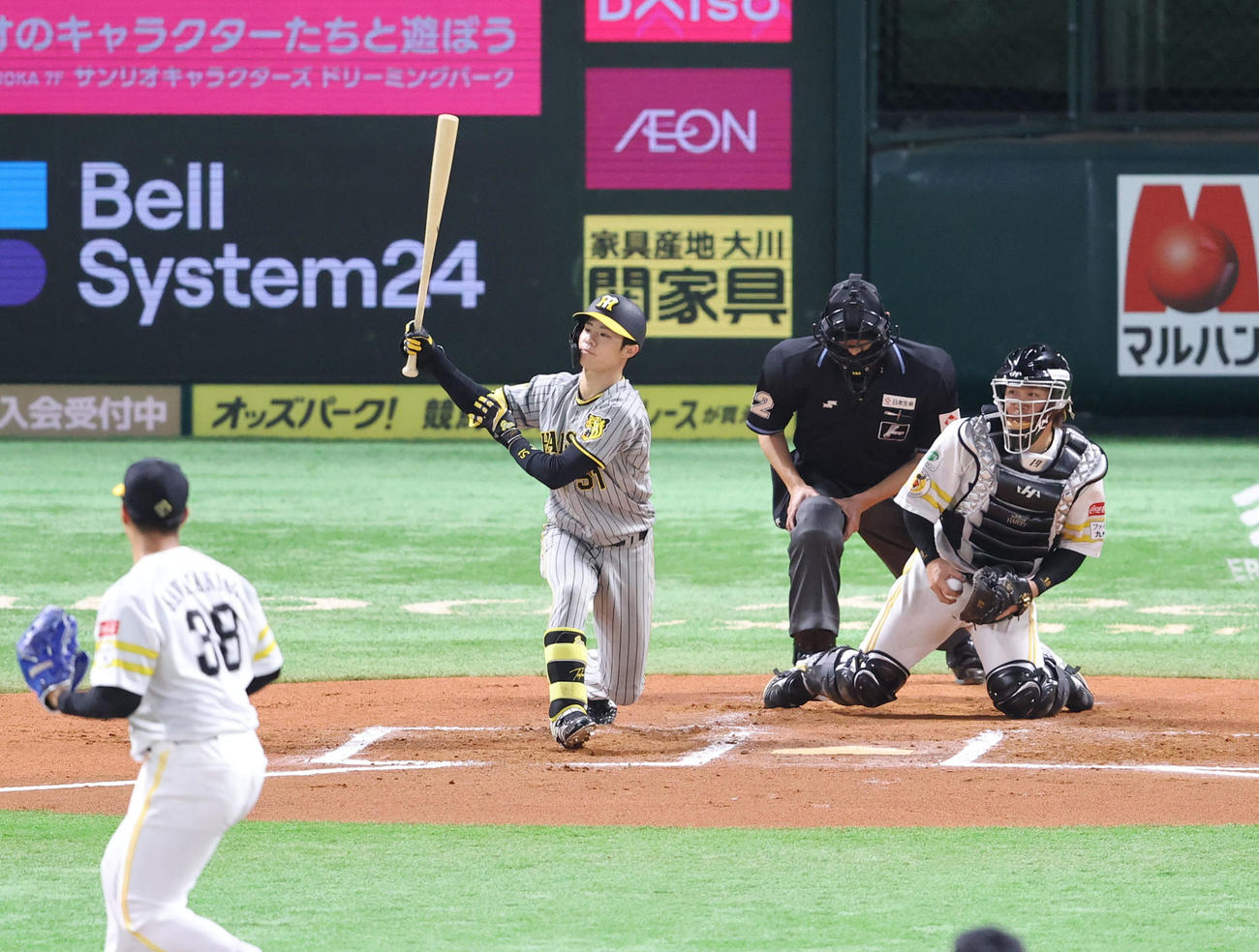 ソフトバンク対阪神　6回表阪神1死一、三塁、中野は空振りの三振（撮影・梅根麻紀）