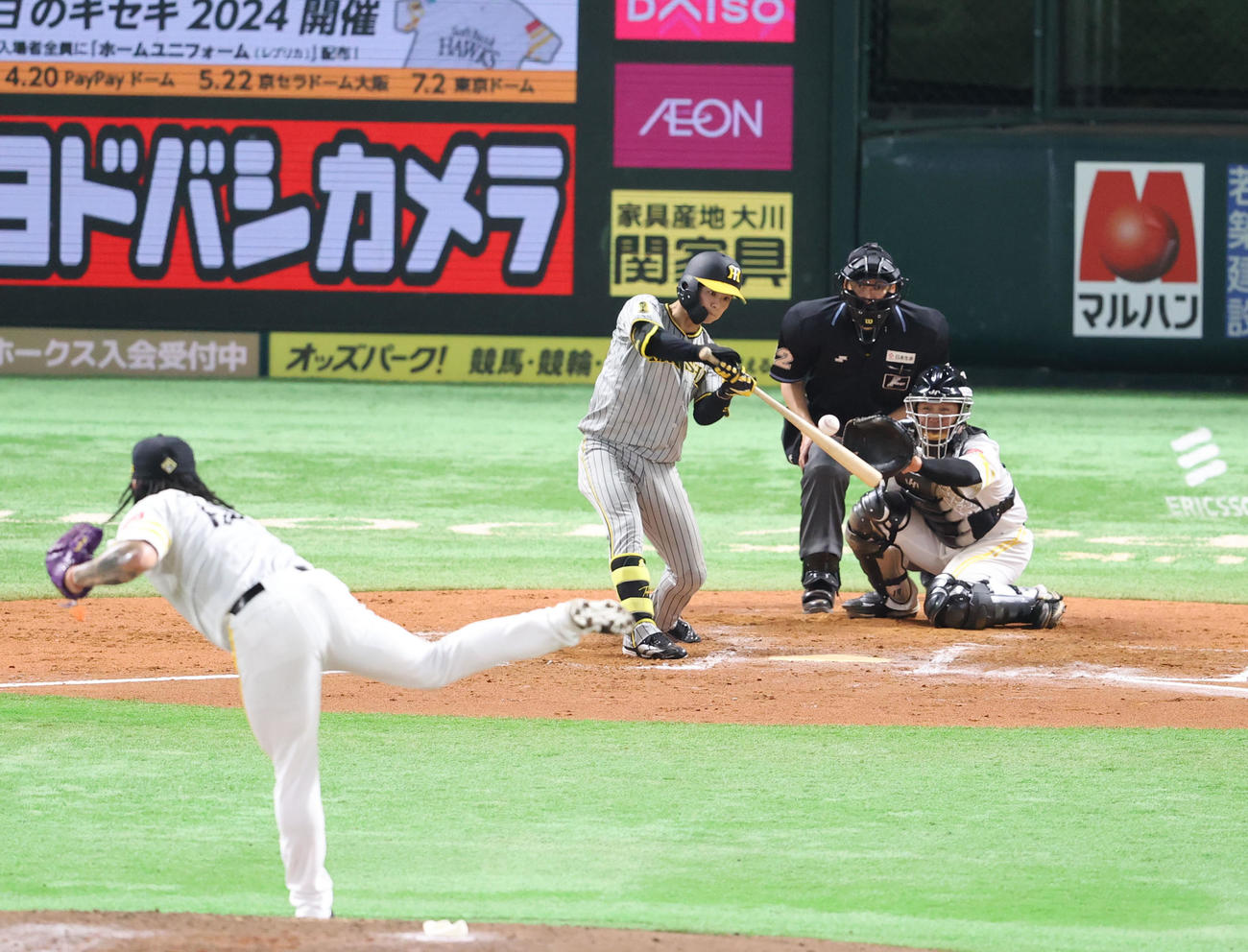 ソフトバンク対阪神　7回表阪神2死満塁、中野は空振りの三振（撮影・梅根麻紀）