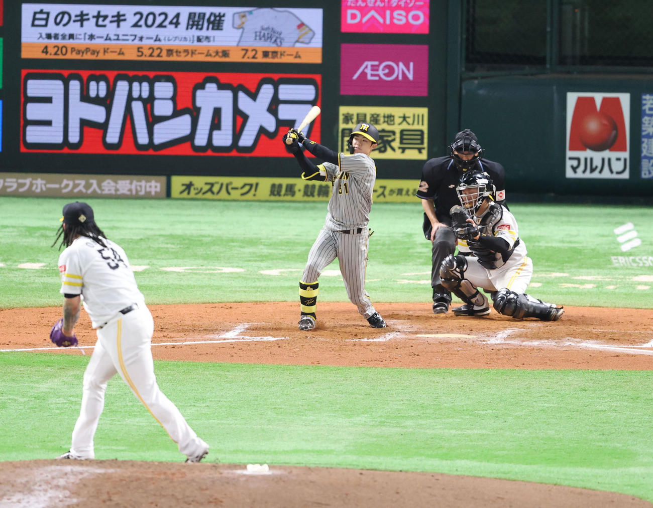 ソフトバンク対阪神　7回表阪神2死満塁、中野は空振りの三振（撮影・梅根麻紀）
