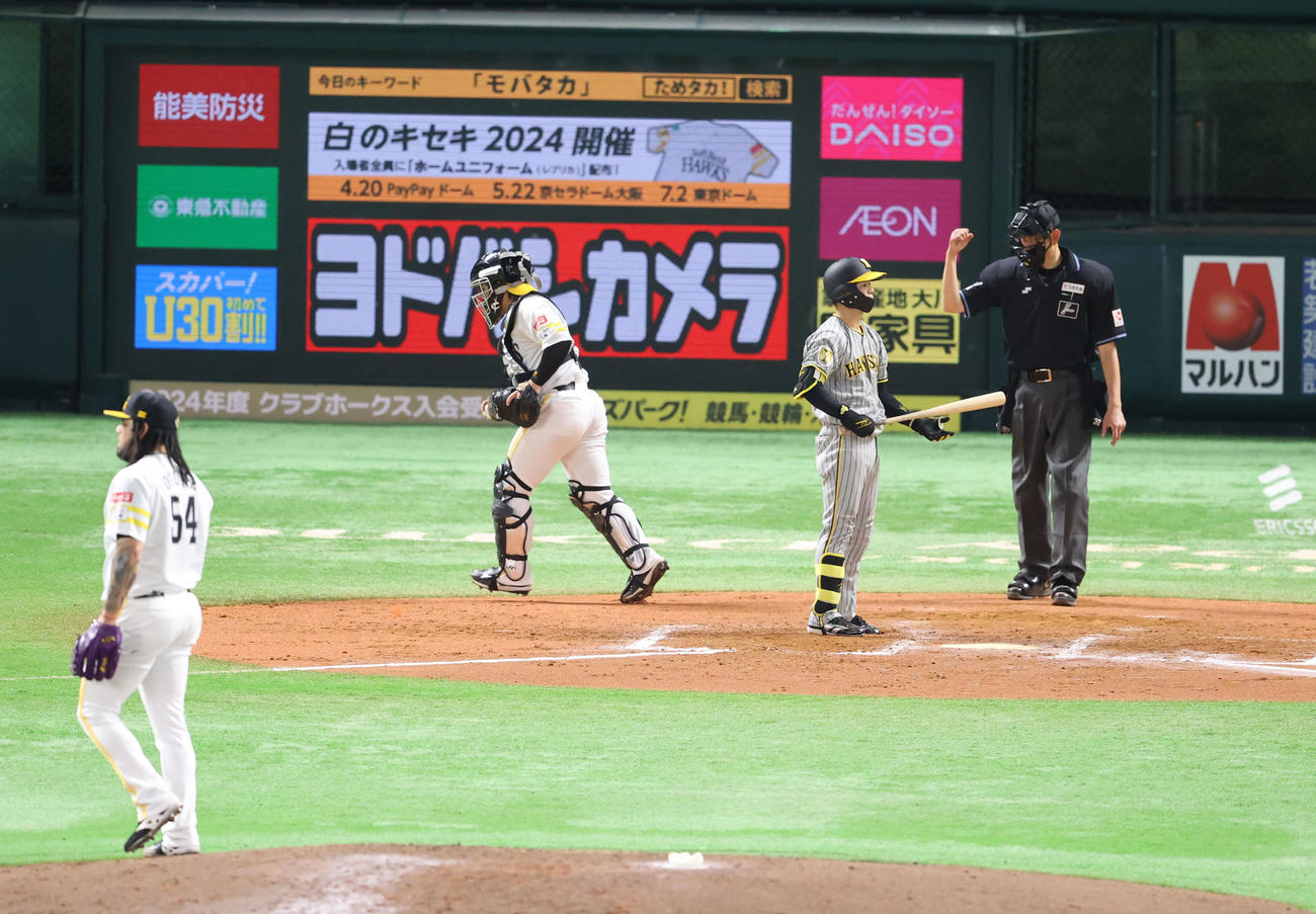 ソフトバンク対阪神　7回表阪神2死満塁、中野は空振りの三振（撮影・梅根麻紀）