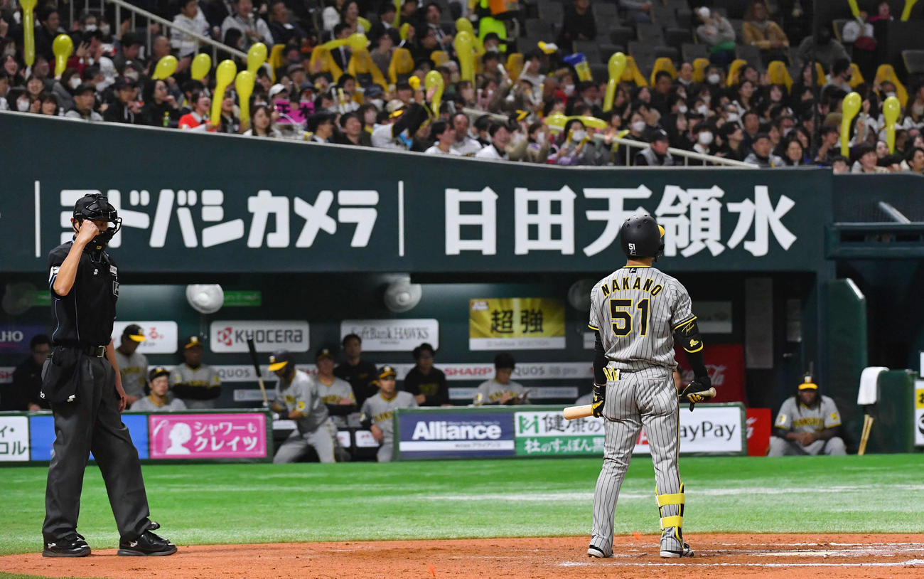 ソフトバンク対阪神　7回表阪神2死満塁、空振り三振に倒れ、ぼうぜんと立ちつくす中野（撮影・岩下翔太）