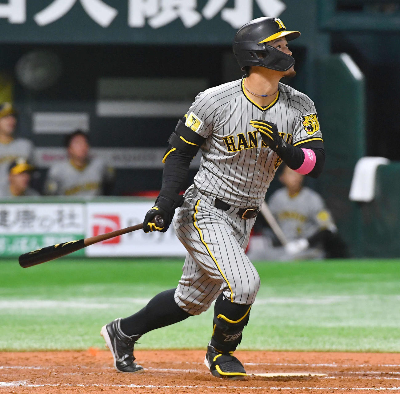 ソフトバンク対阪神　4回表阪神無死、佐藤輝は右中間へ本塁打を放つ（撮影・岩下翔太）