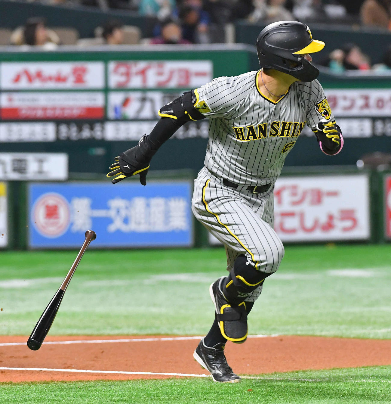ソフトバンク対阪神　2回表阪神1死、佐藤輝は左越え二塁打を放つ（撮影・岩下翔太）
