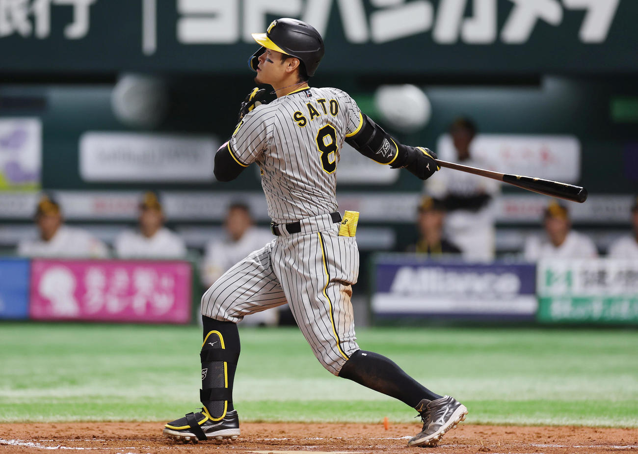 ソフトバンク対阪神　4回表阪神無死、右中間へ本塁打を放つ佐藤輝（撮影・前田充）