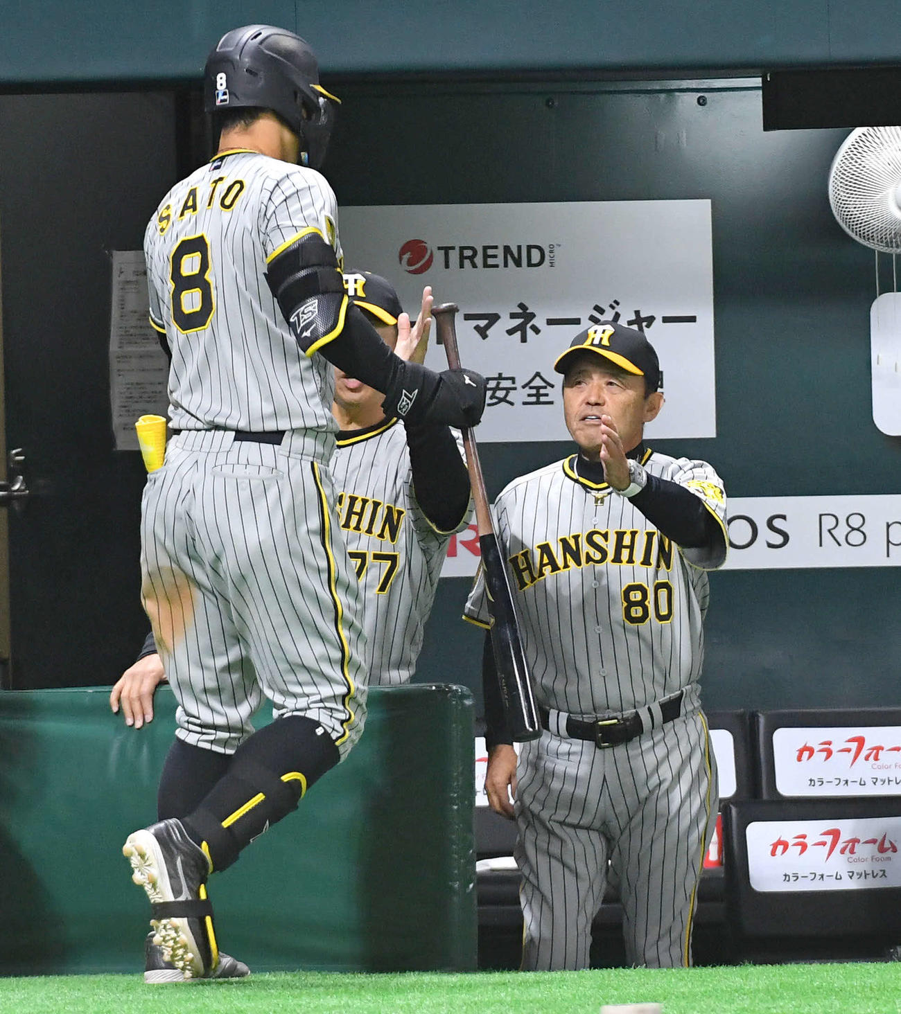 ソフトバンク対阪神　4回表阪神無死、右中間へ本塁打を放った佐藤輝（左）をベンチで迎える岡田監督（撮影・岩下翔太）