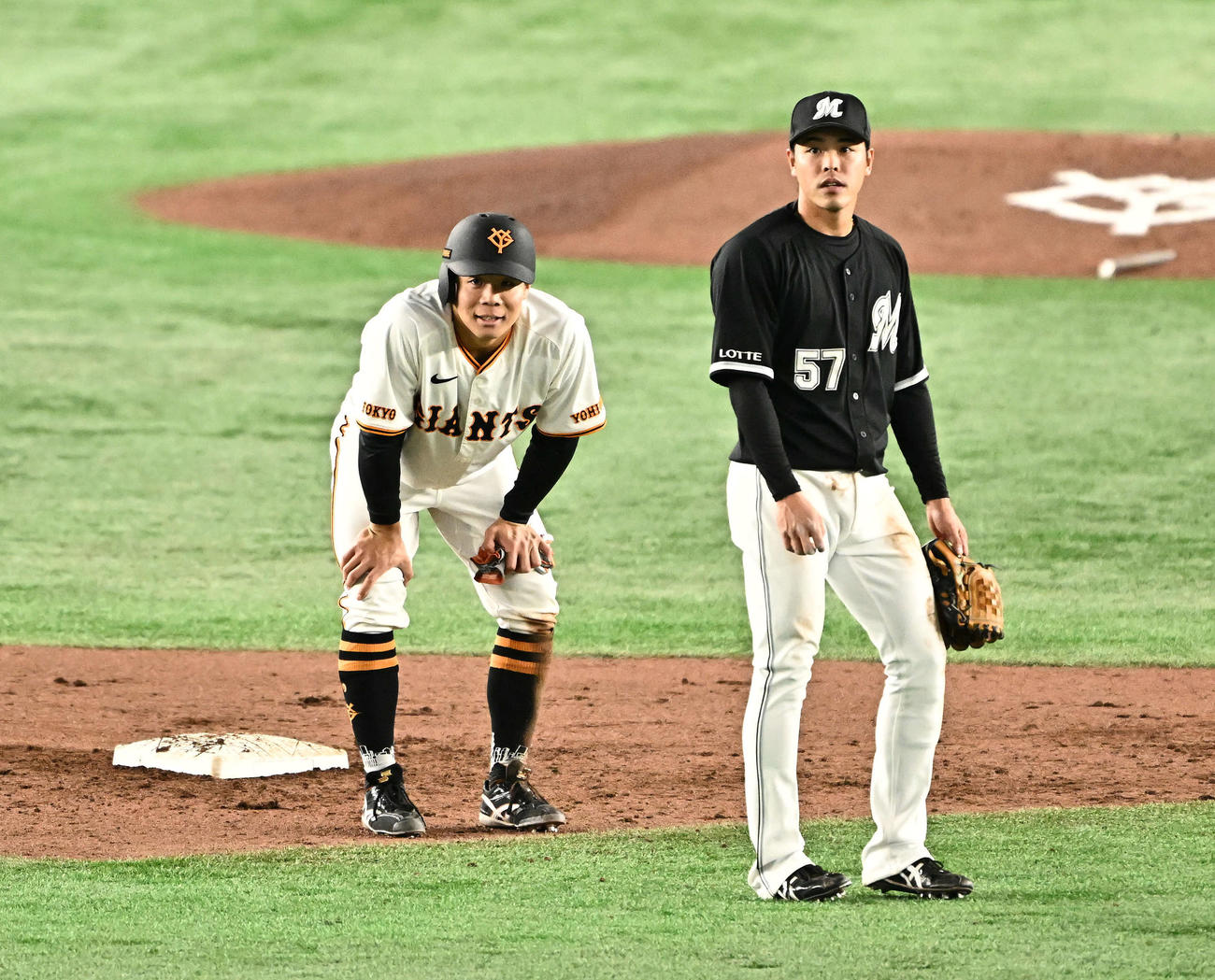 巨人対ロッテ　3回裏巨人1死、佐々木（左）は二塁セーフの判定がリクエストとなりリプレイ検証の映像を見つめる。二塁手小川（撮影・滝沢徹郎）