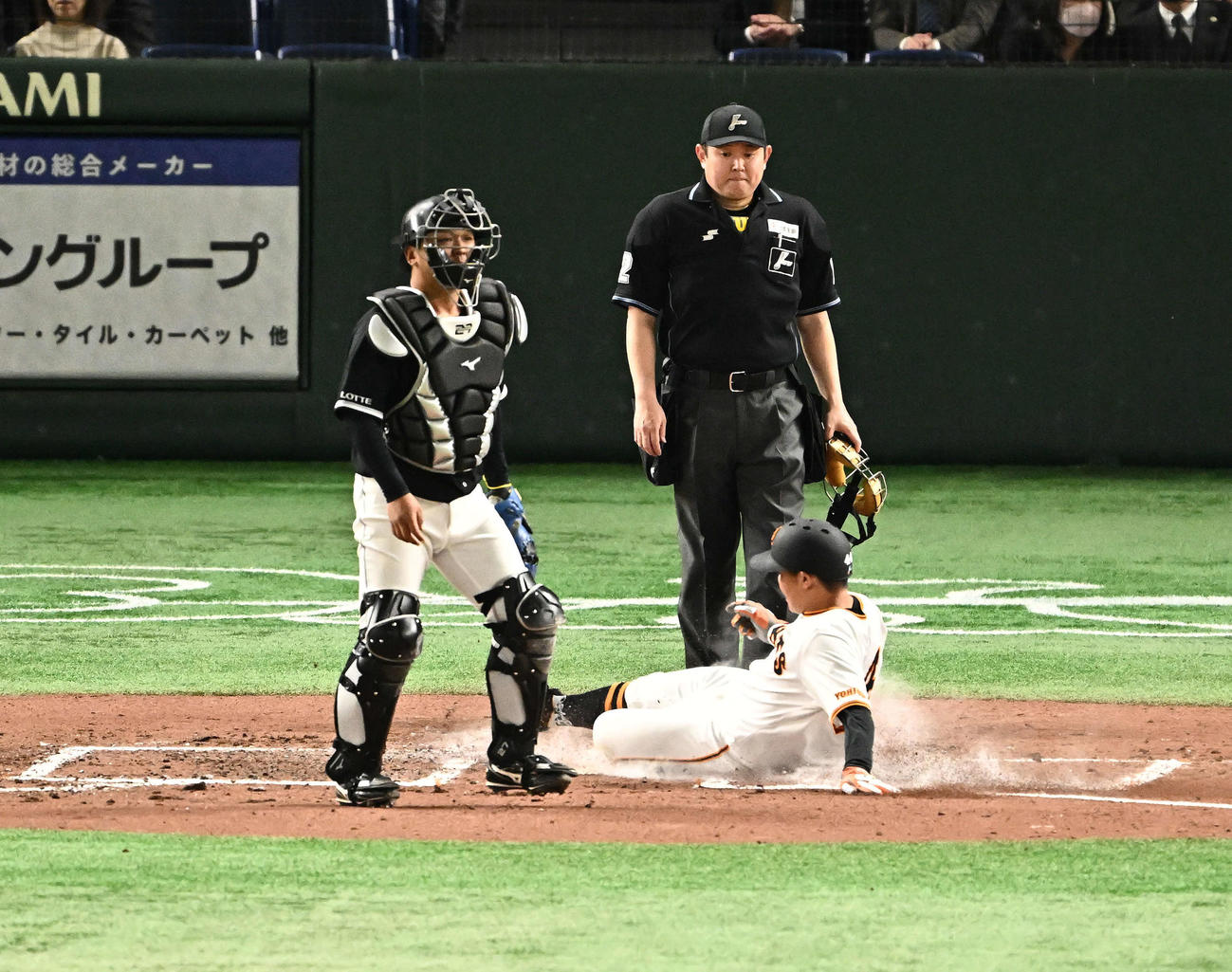 巨人対ロッテ　3回裏巨人1死一、二塁、岡本和の先制左前適時打から生還する二塁走者佐々木。捕手田村（撮影・滝沢徹郎）