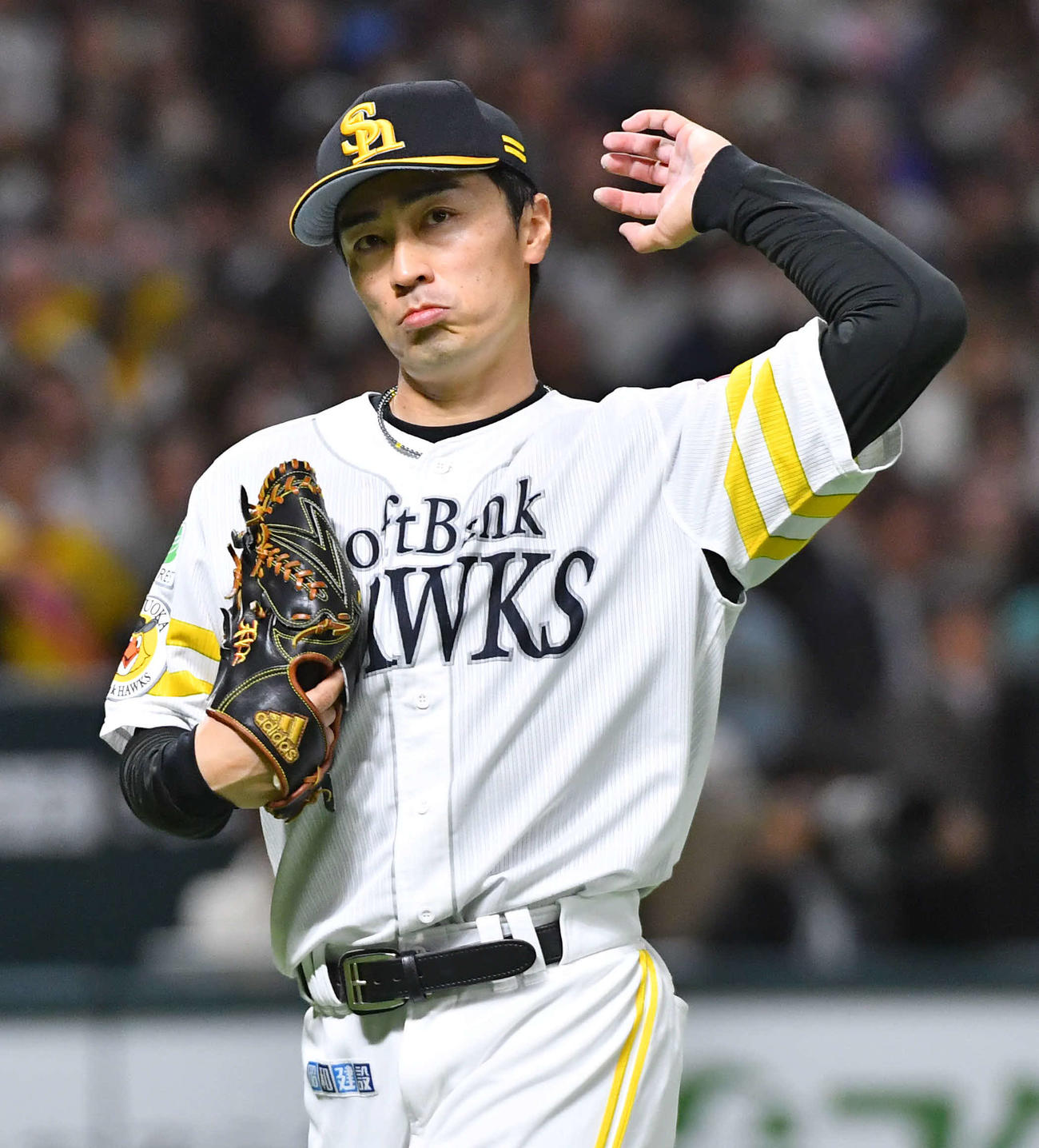ソフトバンク対阪神　4回表を終え、腕の動きを確認しながらベンチへ戻る和田（撮影・岩下翔太）