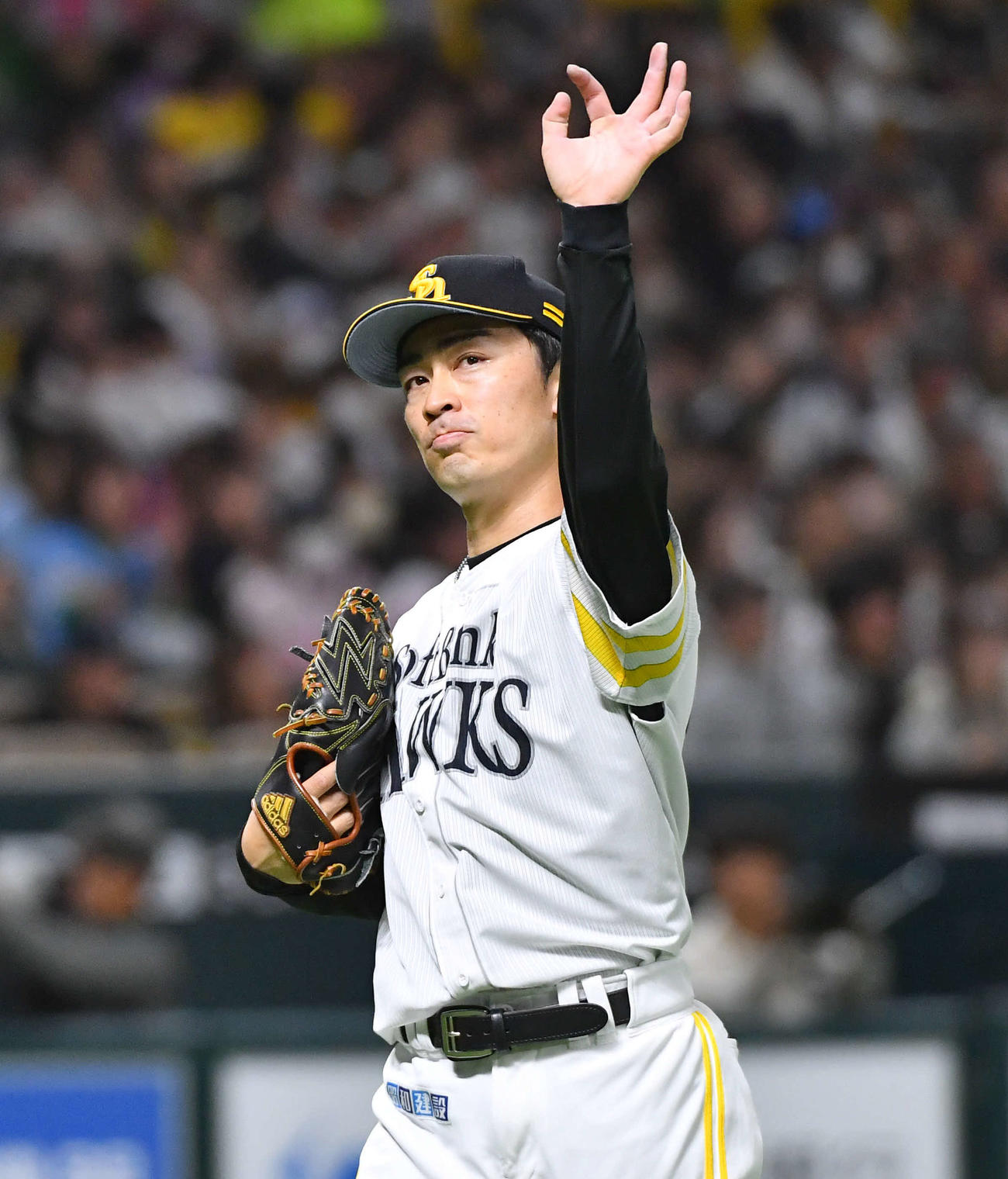 ソフトバンク対阪神　4回表を終え、腕の動きを確認しながらベンチへ戻る和田（撮影・岩下翔太）