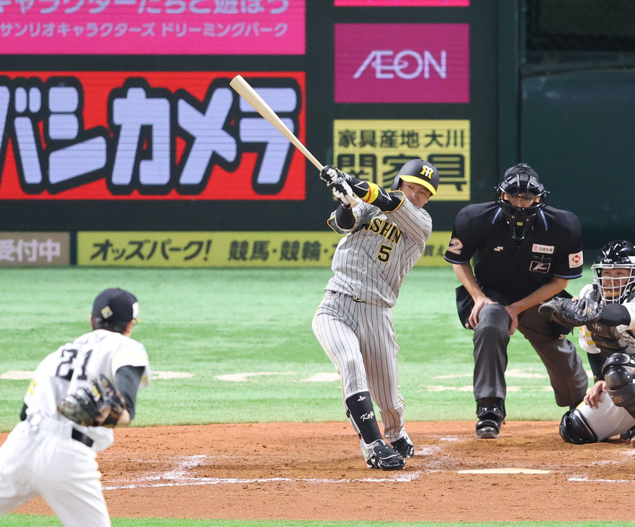 ソフトバンク対阪神　5回表阪神無死、近本は右翼線へ運ぶ三塁打を放つ（撮影・梅根麻紀）