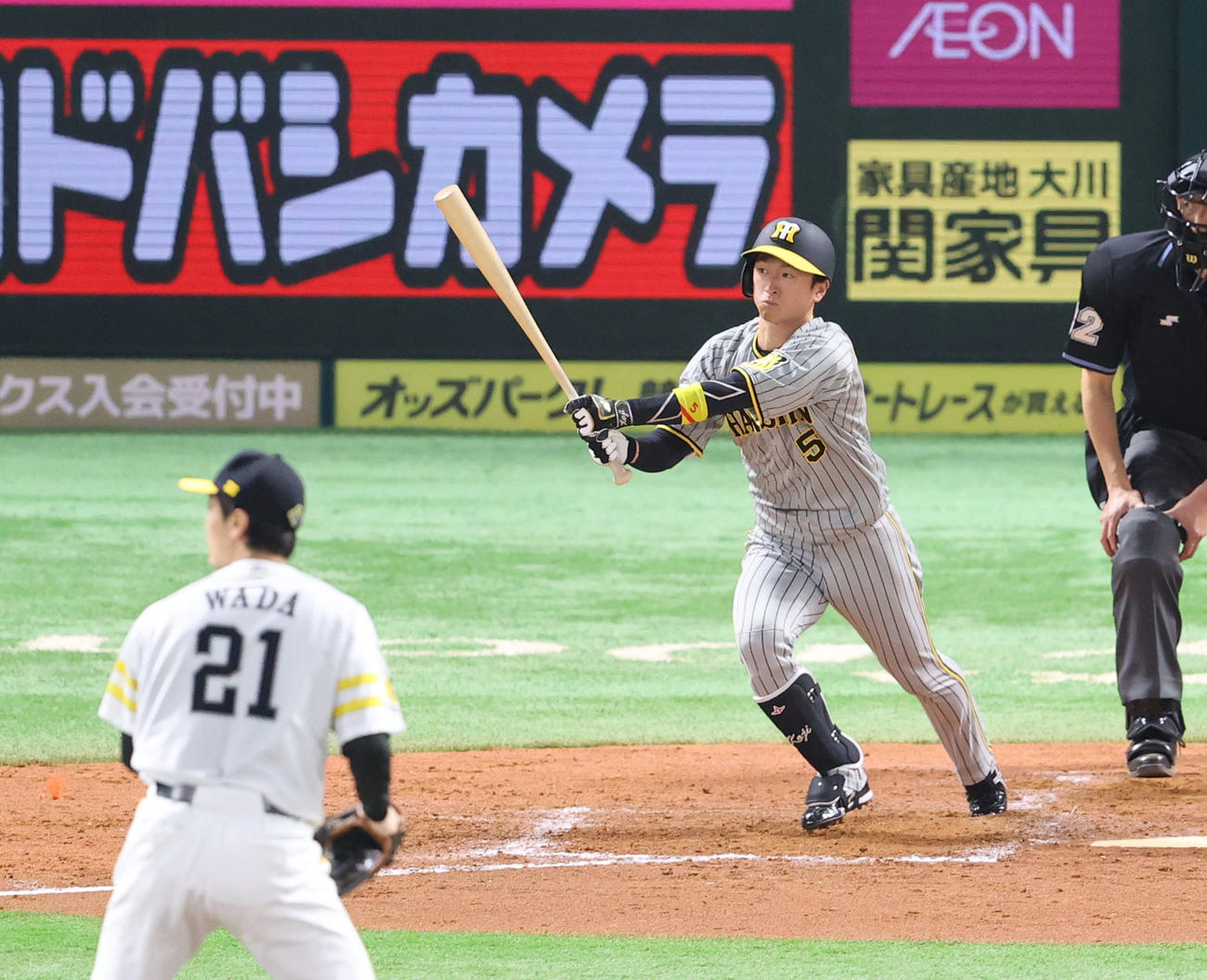 ソフトバンク対阪神　5回表阪神無死、近本は右越え三塁打を放つ（撮影・梅根麻紀）