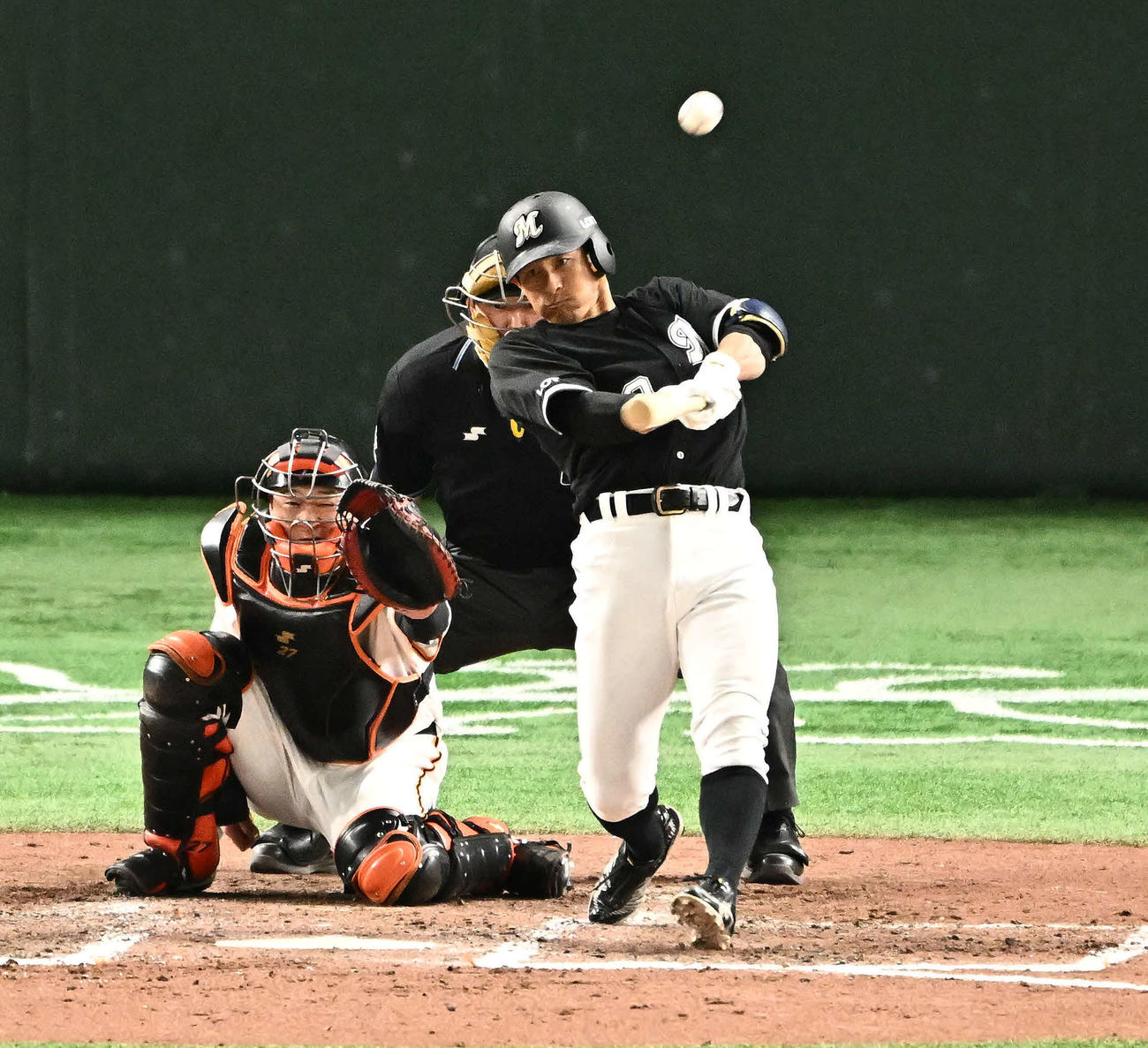 巨人対ロッテ　9回表ロッテ無死、荻野は左越えソロ本塁打を放つ（撮影・滝沢徹郎）