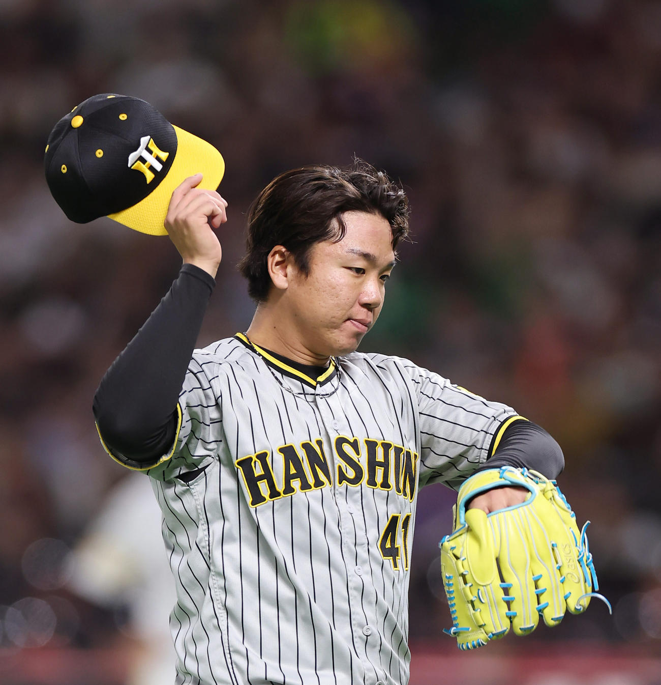 ソフトバンク対阪神　5回裏を投げ終え、汗をぬぐいながらベンチへ戻る阪神村上（撮影・前田充）