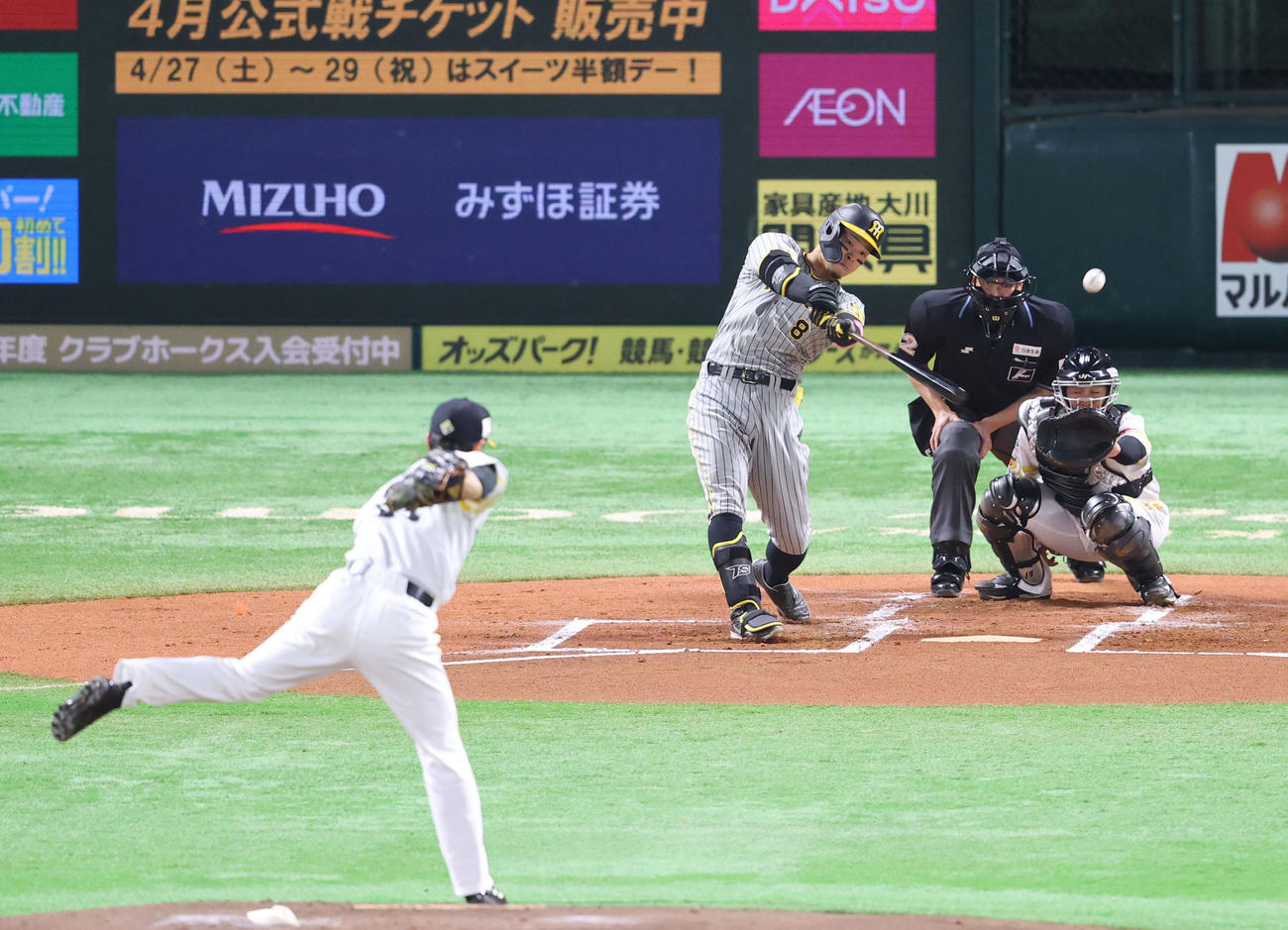 ソフトバンク対阪神　2回表阪神1死、佐藤輝は左越え二塁打を放つ（撮影・梅根麻紀）