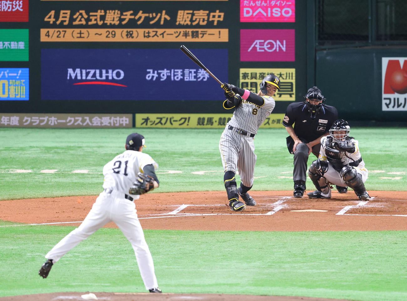 ソフトバンク対阪神　2回表阪神1死、佐藤輝は左越え二塁打を放つ（撮影・梅根麻紀）