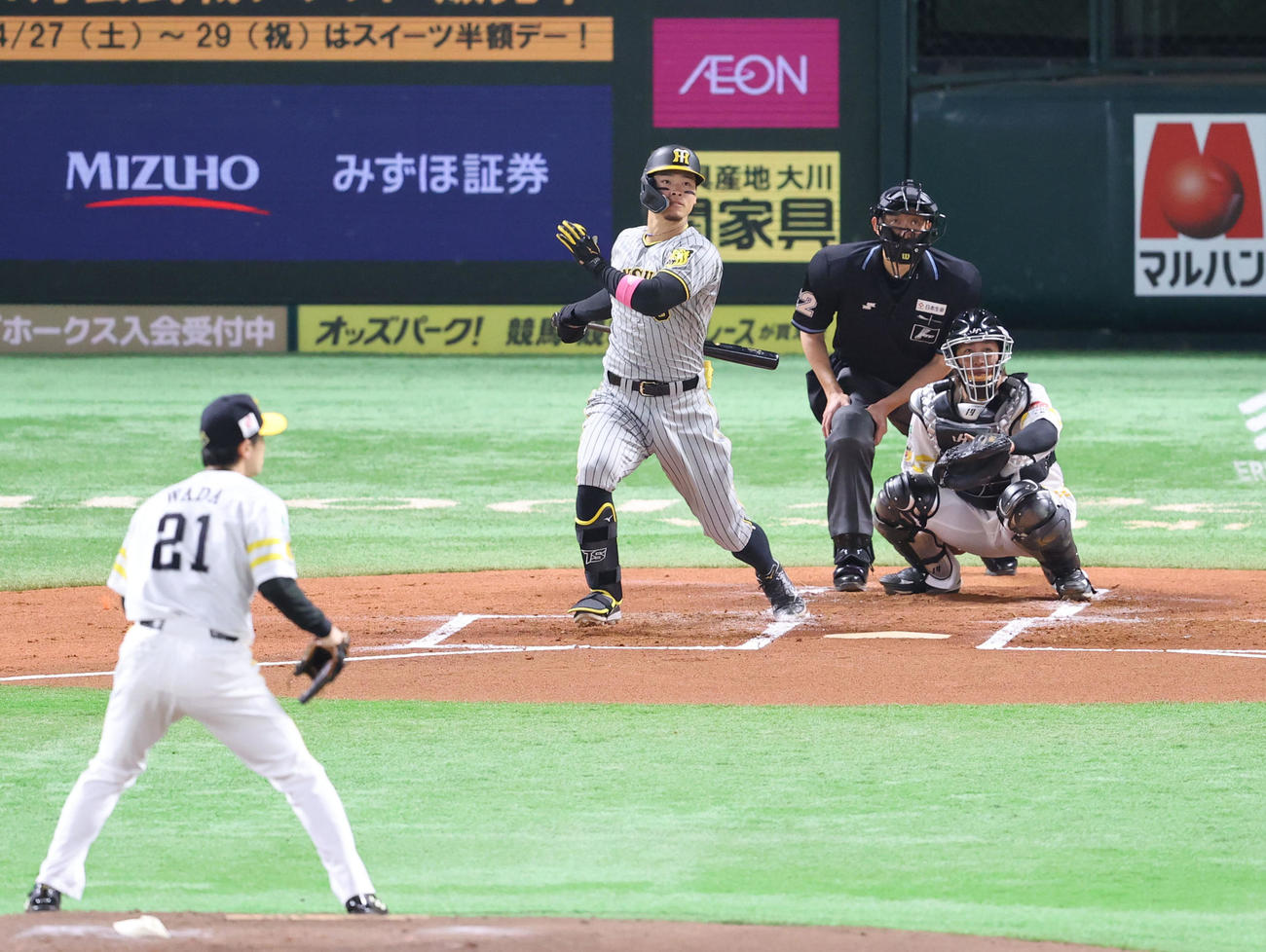 ソフトバンク対阪神　2回表阪神1死、佐藤輝は左越え二塁打を放つ（撮影・梅根麻紀）