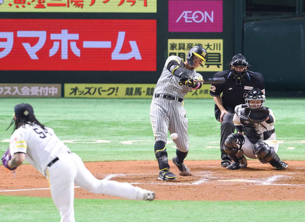 ソフトバンク対阪神　7回表阪神無死、佐藤輝は中前安打を放つ（撮影・梅根麻紀）
