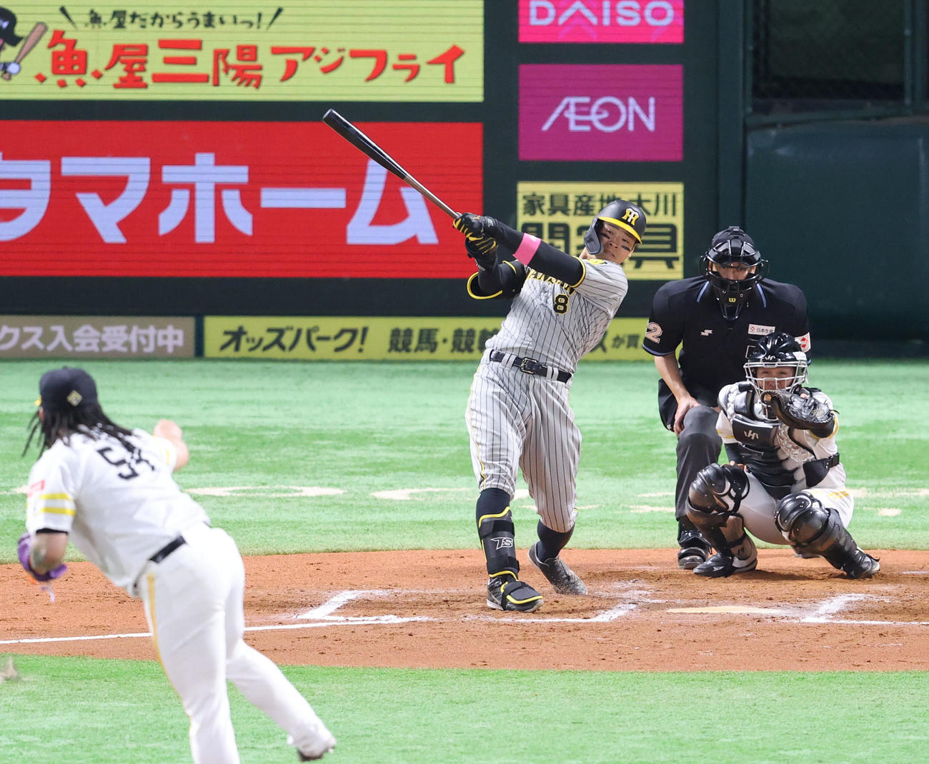 ソフトバンク対阪神　7回表阪神無死、佐藤輝は中前安打を放つ（撮影・梅根麻紀）