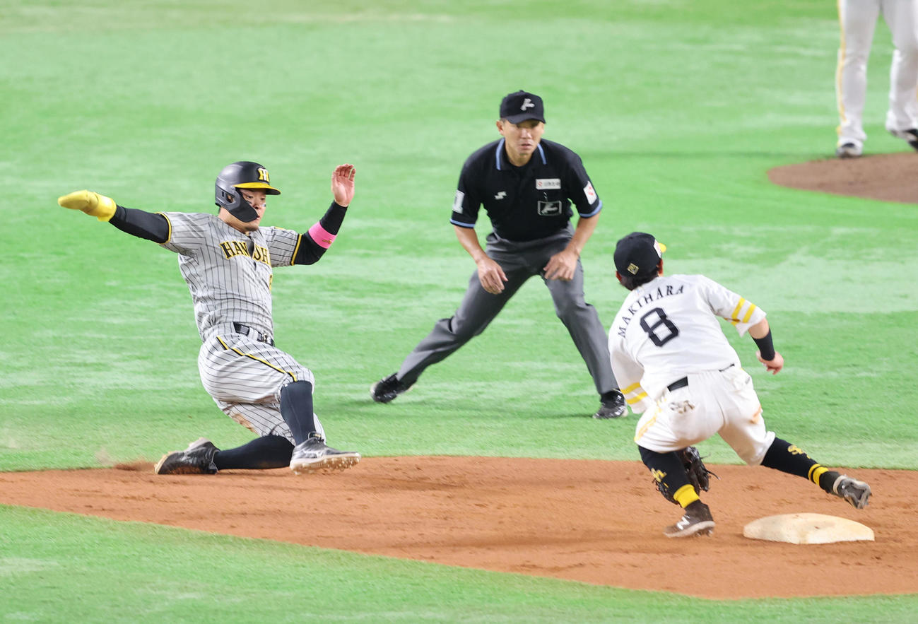 ソフトバンク対阪神　7回表阪神無死一塁、打者ノイジーのとき一塁走者の佐藤輝は二盗成功（撮影・梅根麻紀）