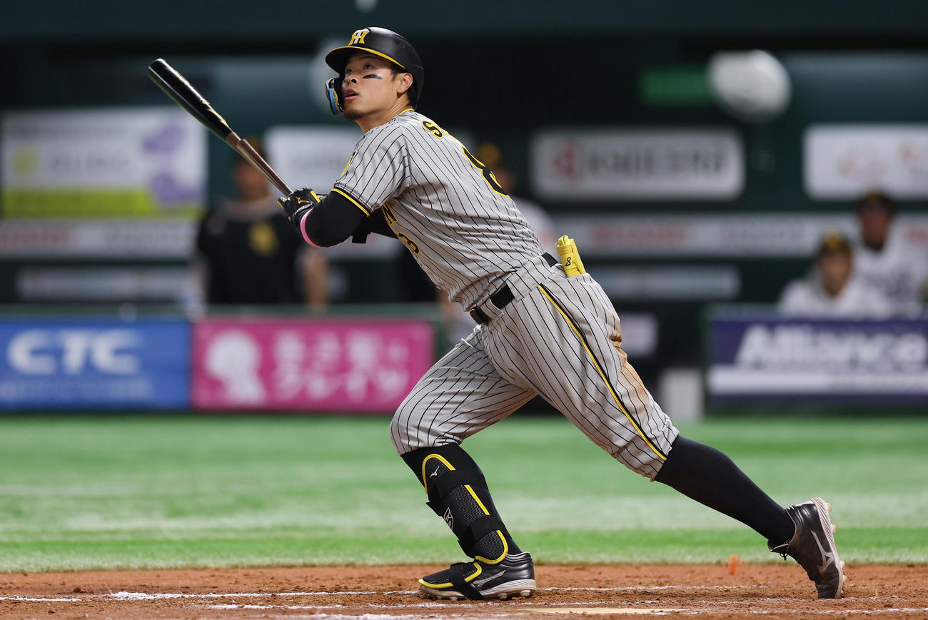 ソフトバンク対阪神　8回表阪神無死一、二塁、左前打を放つ佐藤輝（撮影・前田充）
