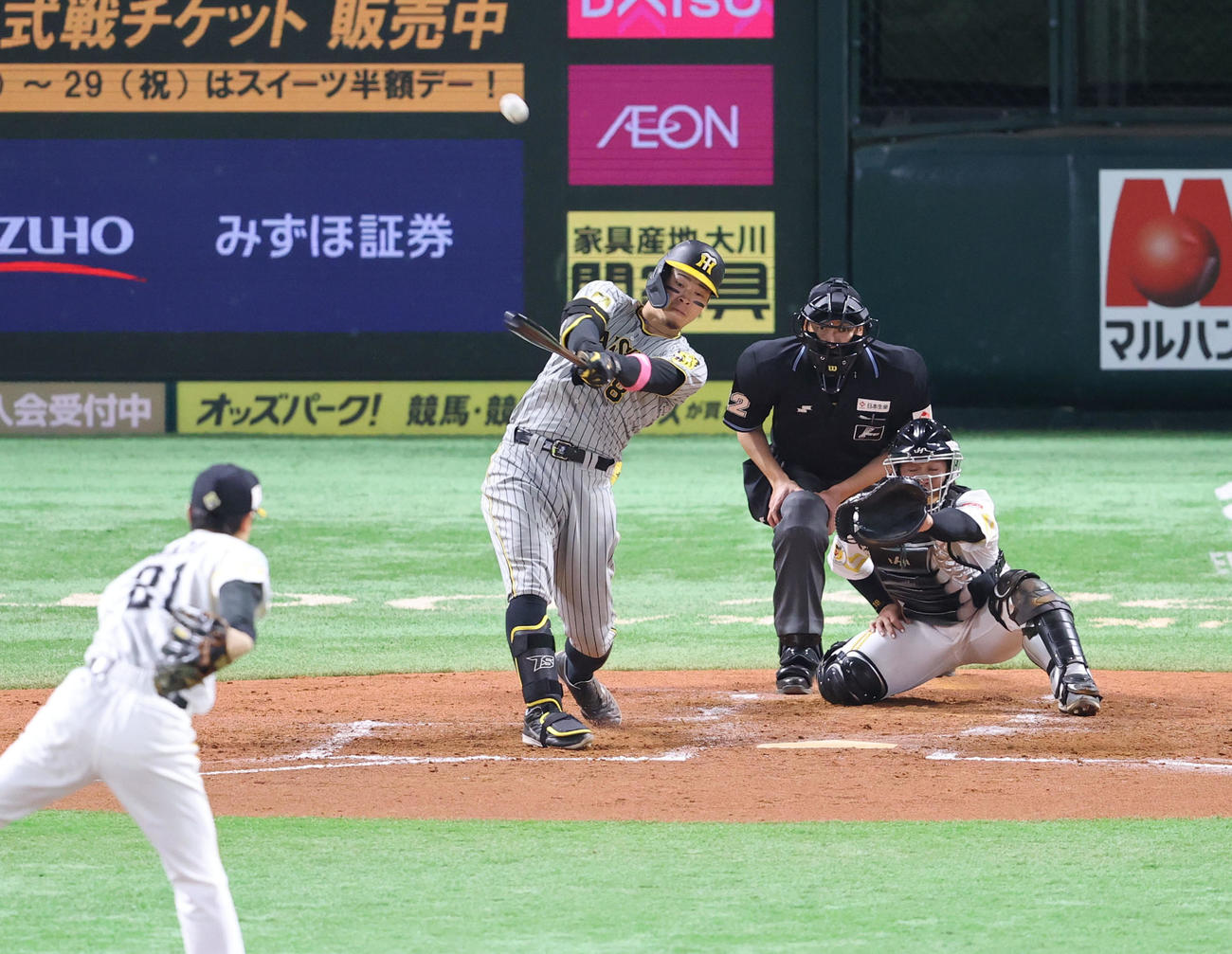 ソフトバンク対阪神　4回表阪神無死、佐藤輝は右中間に本塁打を放つ（撮影・梅根麻紀）