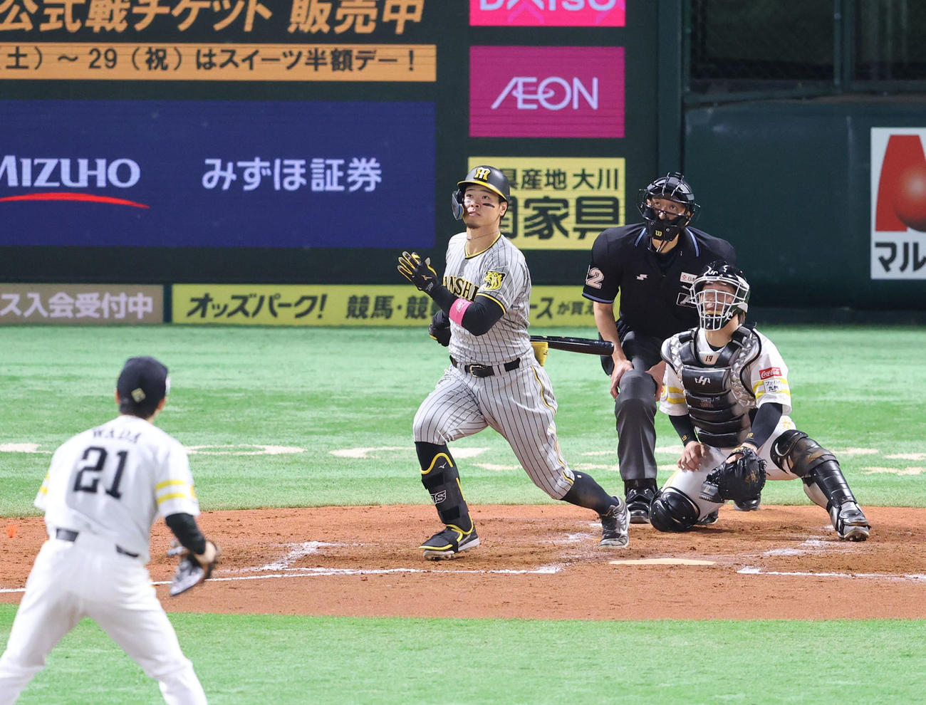 ソフトバンク対阪神　4回表阪神無死、佐藤輝は右中間に本塁打を放つ（撮影・梅根麻紀）
