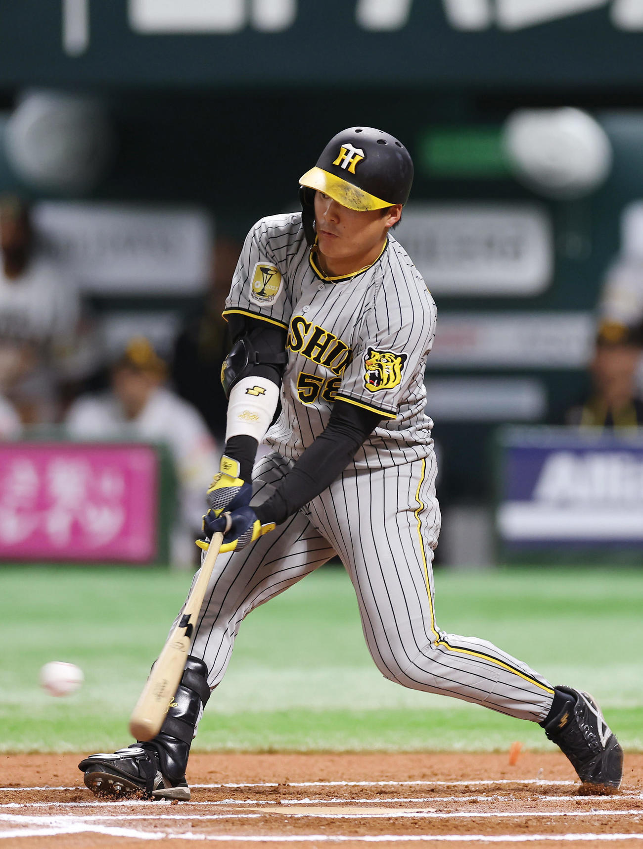 ソフトバンク対阪神　6回表阪神1死一塁、右前打を放つ前川（撮影・前田充）