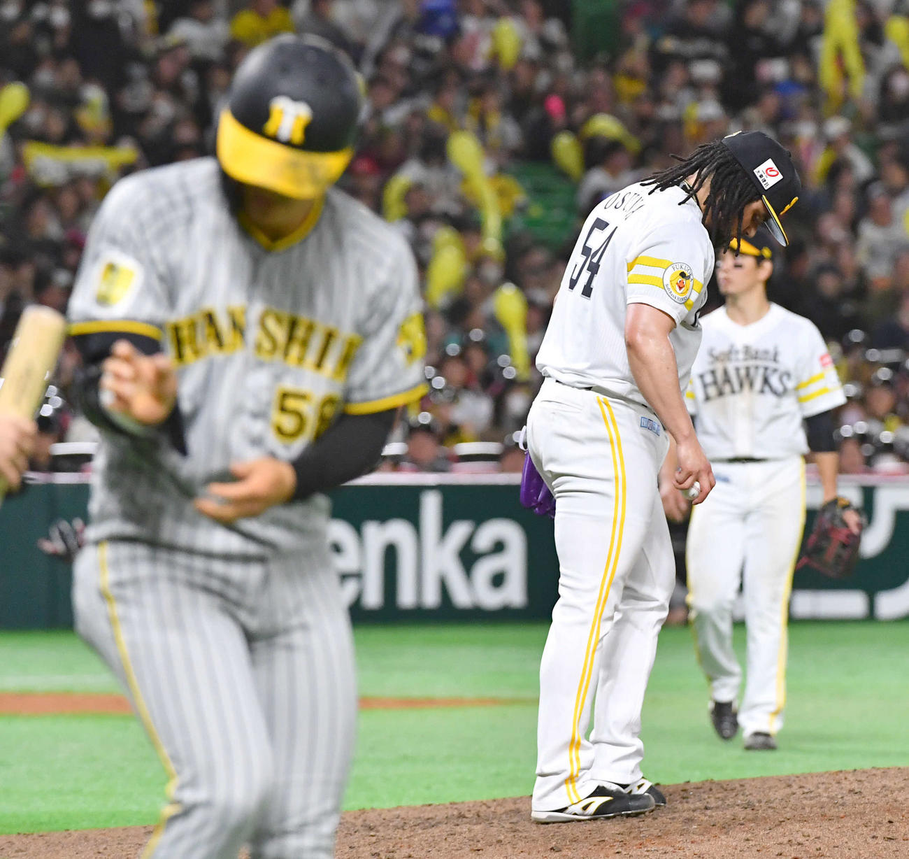 ソフトバンク対阪神　7回表阪神2死満塁、前川（左）に同点となる押し出し四球を与え、肩を落とすオスナ（撮影・岩下翔太）
