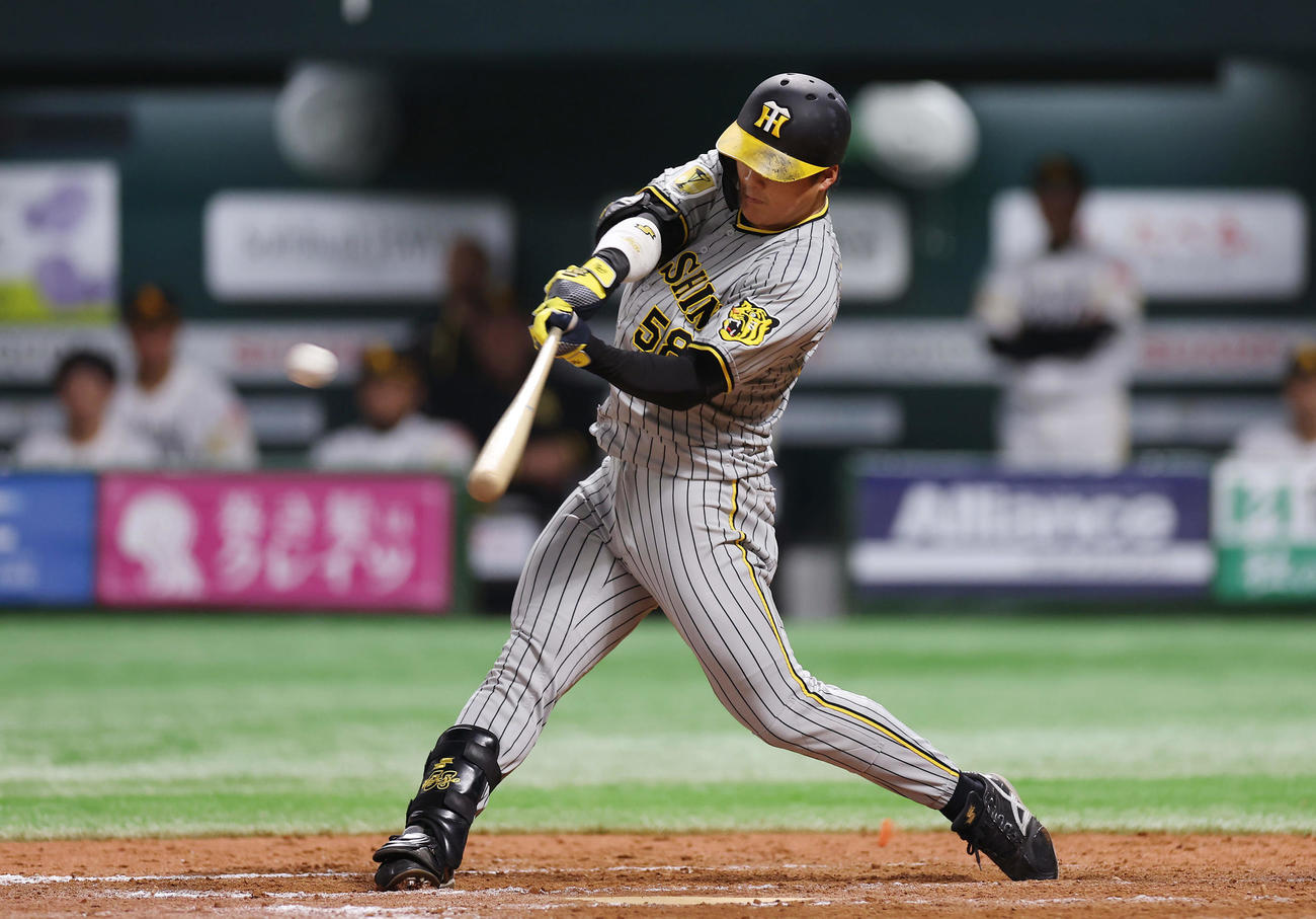 ソフトバンク対阪神　9回表阪神1死、右越え二塁打を放つ前川（撮影・前田充）